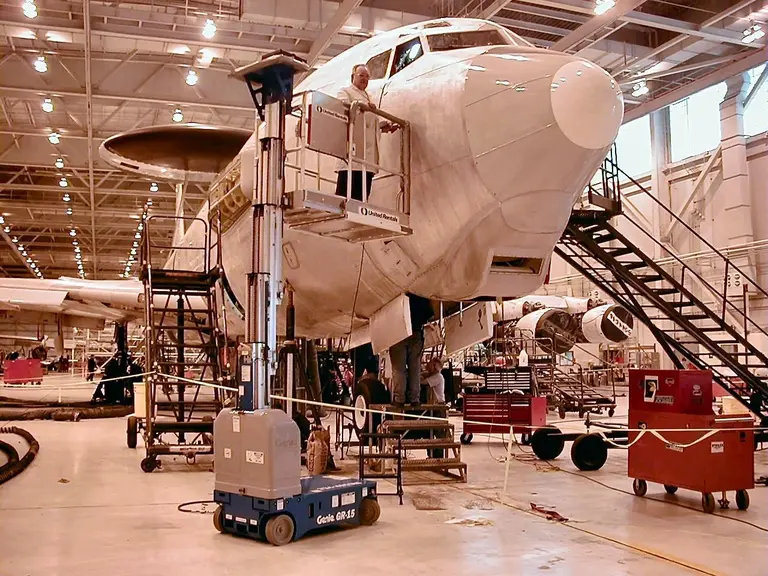aerial work platform maintaining a boeing jet
