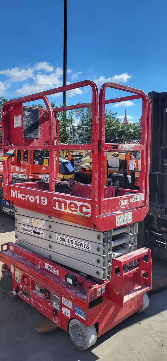 2017 MEC MICRO 19 Scissor Lift