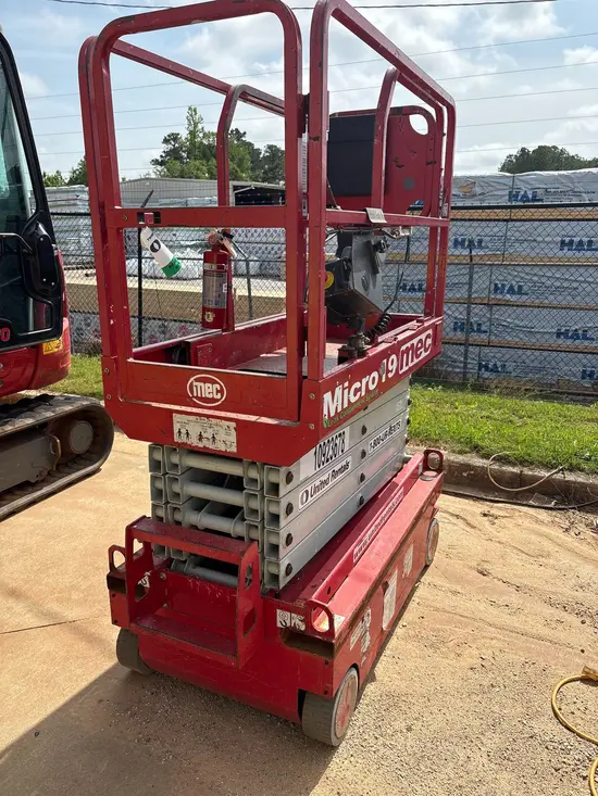 2019 MEC MICRO 19 Scissor Lift