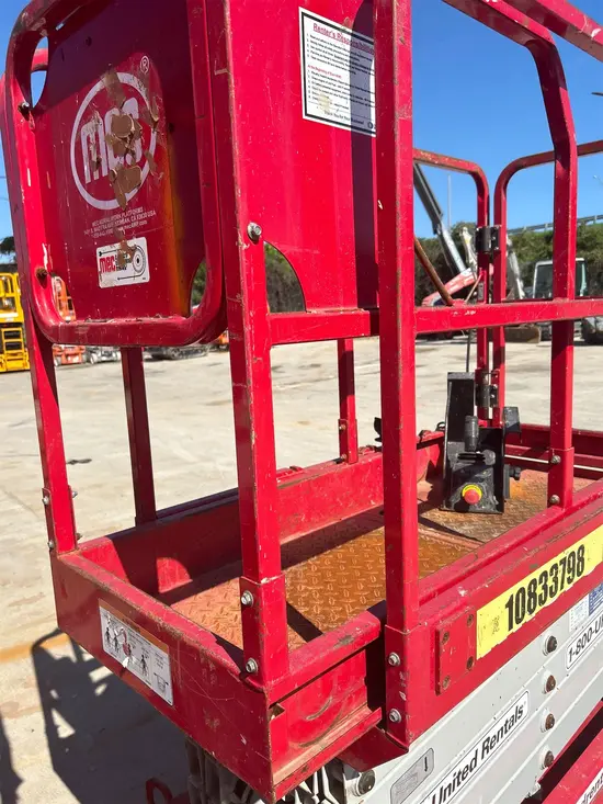 2018 MEC MICRO 19 Scissor Lift