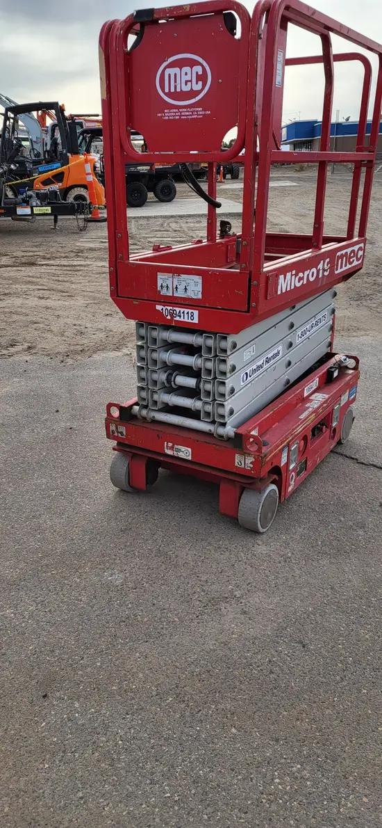 2017 MEC MICRO 19 Scissor Lift