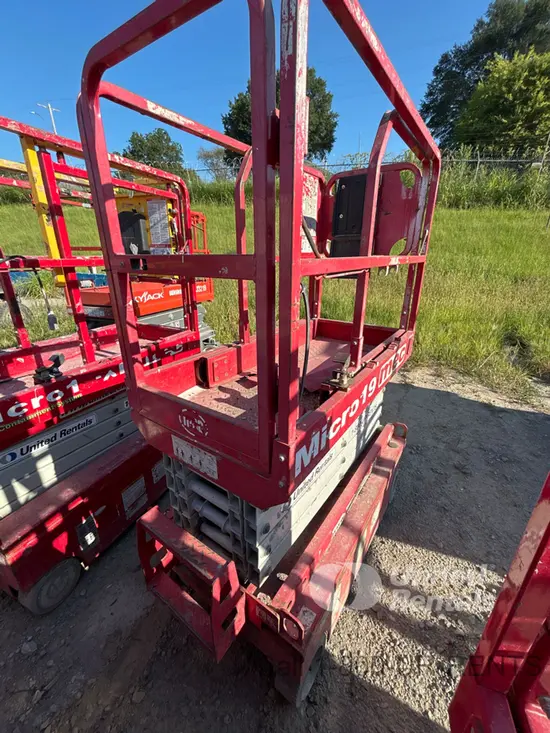 2019 MEC MICRO 19 Scissor Lift